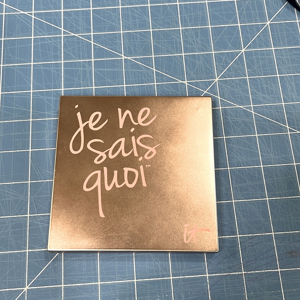 IT Cosmetics Je Ne Sais Quoi Palette - Pink and Gold